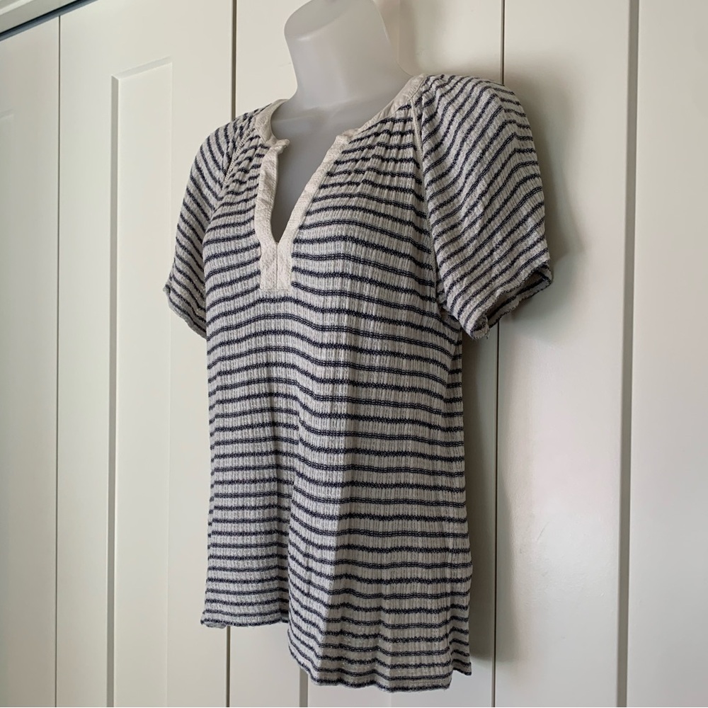 Lucky Brand A soft short-sleeve V-neck top XS.
